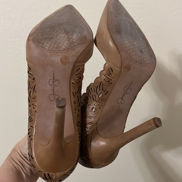 Jessica Simpson buff color9.5 heel shoes perfect condition goes with everything - Picture 6 of 9